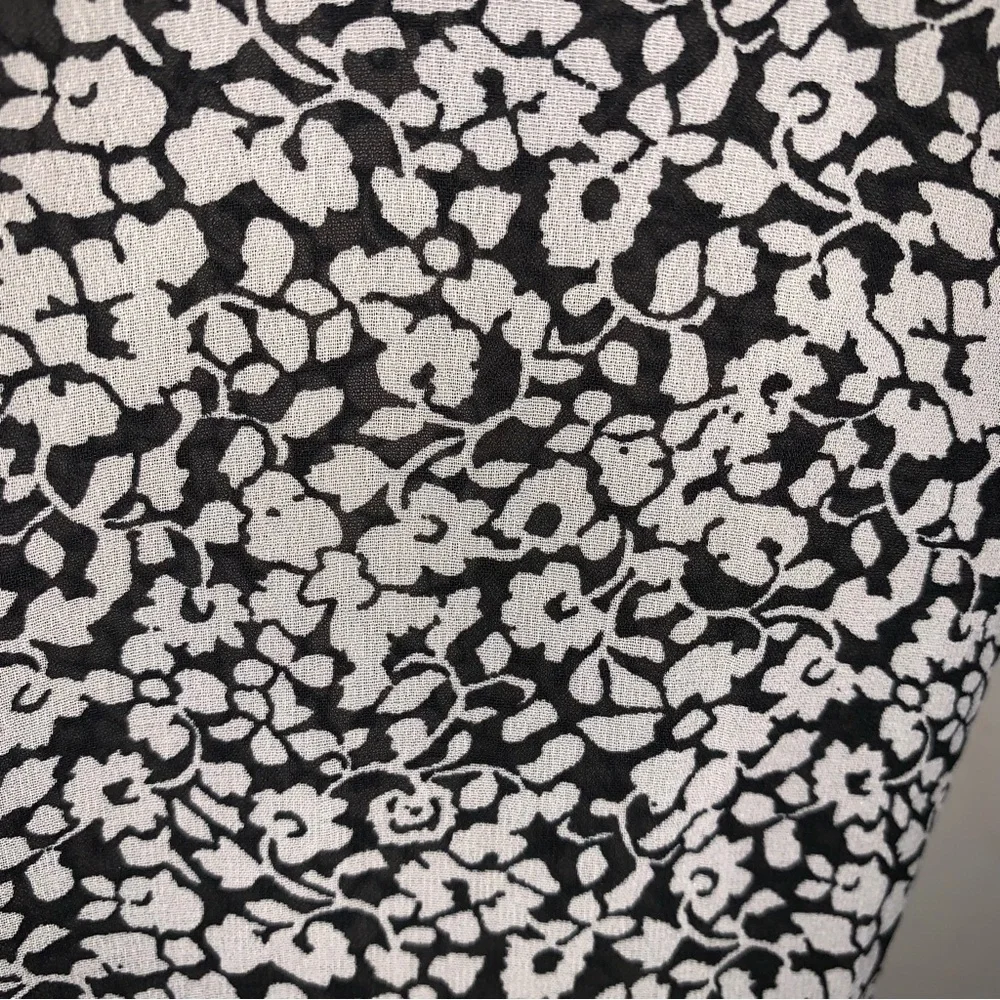 🆕 NWT JAPNA Shirt Women’s Small Crop Top Puff Sleeve Floral Black White Smocked